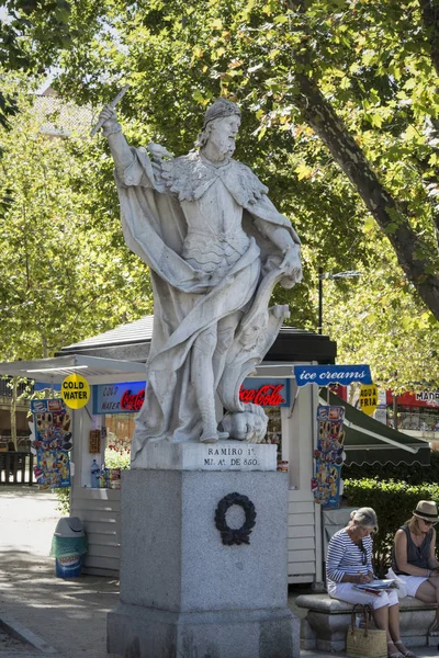 Standbeeld koning van Spanje Ramiro I — Stockfoto