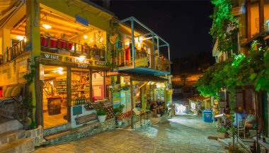 Karadağ. 4 Ağustos 2017. Old Town Bar akşamları dar sokaklarında. Europe.