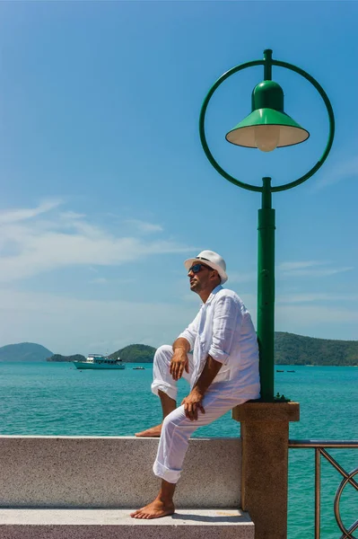 Man Resort White Suit Hat Sitting Rock Sea Background — Stock Photo, Image