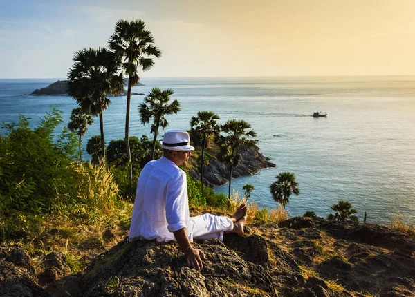 Man Resort White Suit Hat Sitting Rock Sea Background — Stock Photo, Image