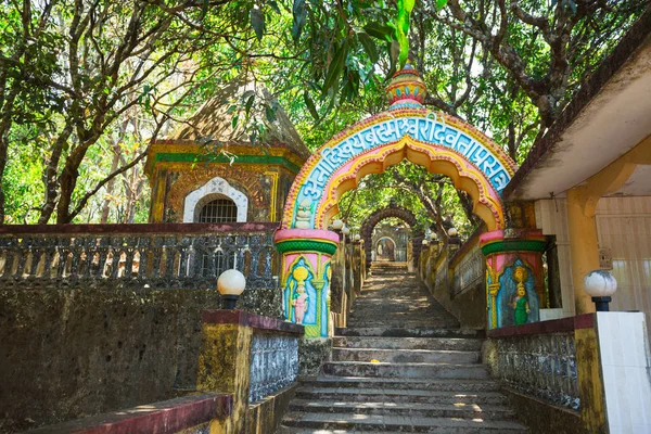 Gamla Övergivna Tempel Djungeln Indien Goa — Stockfoto