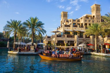 DUBAI, BAE - 15 Kasım: Souk Madinat Jumeirah.Madinat Jumeirah iki otel ve 29 geleneksel Arap evi kümesini kapsar. 15 Kasım 2012, Dubai