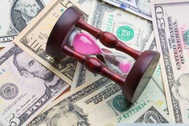 Vakit nakittir. Para arka plan üzerinde bir kum saati