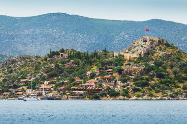 Türkiye'de 16 Mayıs 2017. Kekova Adası ve Simena Kalesi tepenin üstüne güzel panoramik manzarası. Kalesi