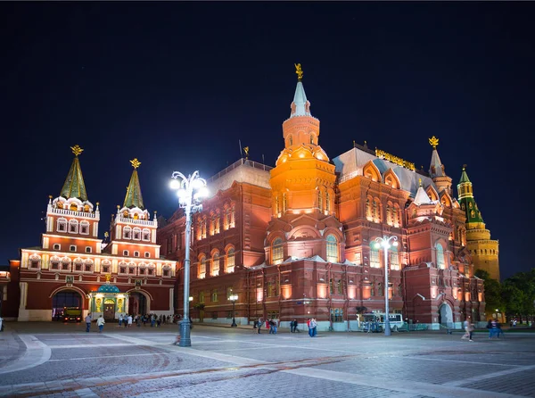 美丽和著名的夜景莫斯科克里姆林宫附近 — 图库照片
