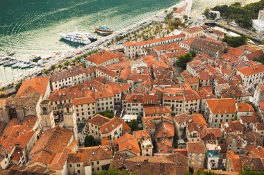 Karadağ. 1 Ağustos 2017. Kotor Körfezi ve eski kasabanın en üst manzarası. Avrupa. Karadağ