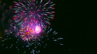 Gece gökyüzünde çok renkli festival havai fişek