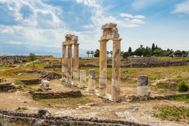 Rezervuar ve teraslar ile jeotermal springs yakınındaki Pamukkale içinde kemer
