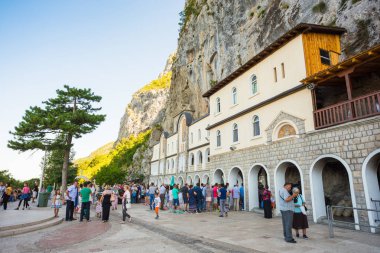 Karadağ, 31 Temmuz 2017. Dağlardaki Ostrog Manastırı, deniz seviyesinden yaklaşık 900 metre yükseklikte faaliyet gösteren bir Sırp Ortodoks manastırı. XVII yüzyılda kurulmuş.