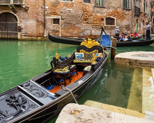 Βενετία Ιταλία Ιουνίου Τουρίστες Που Ταξιδεύουν Γόνδολα Στο Κανάλι Στις — Φωτογραφία Αρχείου