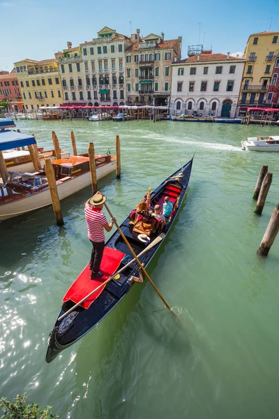 ヴェネツィア イタリア ヴェネツィア イタリアで 2014 日に運河にゴンドラで観光客の旅行します ゴンドラの旅は ヴェネツィアで最も人気のある観光活動です — ストック写真