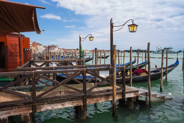 Venice Itália Iune 2014 Velho Cais Gôndola Terra Grande Canal — Fotografia de Stock