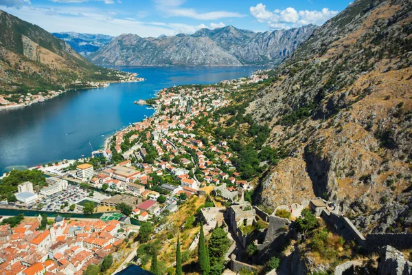 Karadağ. 27 Temmuz 2017. Kotor Körfezi ve eski kasabanın en üst manzarası. Avrupa. Karadağ
