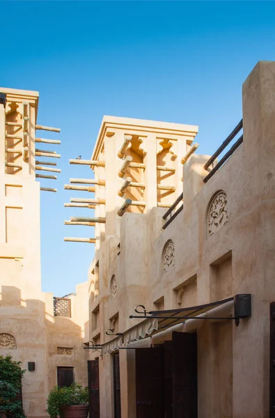 ドバイ アラブ首長国連邦 11月15日 ソーク マディナット ジュメイラの眺めマディナット ジュメイラには 2つのホテルと29の伝統的なアラブの家のクラスターが含まれています 2012年11月15日ドバイ — ストック写真