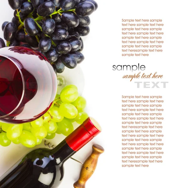 Verre Vin Rouge Avec Bouteille Raisins Sur Fond Blanc — Photo