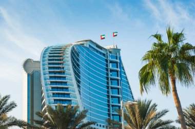 Dubai, Birleşik Arap Emirlikleri - 15 Kasım: palmiye ağaçları, Rüzgar ve dev satranç tahtası jumeirah beach otel önünde sallayarak dalga şeklinde lüks tesisi, ünlü dubai landmark, 15 Kasım 2012, dubai, Birleşik Arap Emirlikleri.