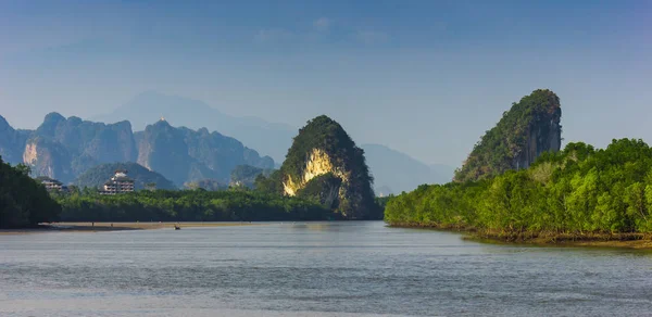 Montañas Orillas Bahía Krabi Tailandia — Foto de Stock