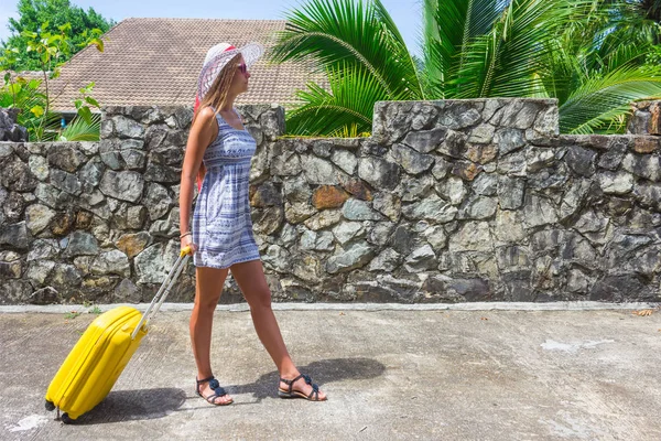 Menina Com Uma Mala Amarela Resort Tailândia — Fotografia de Stock