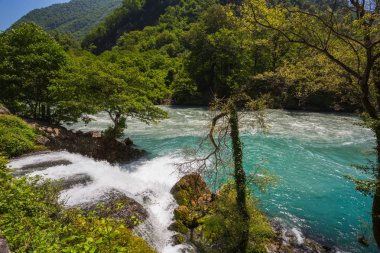 Abhazya içinde beyaz çıkıntı ve nehir manzara