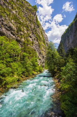 Abhazya içinde beyaz çıkıntı ve nehir manzara
