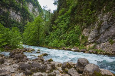 Abhazya içinde beyaz çıkıntı ve nehir manzara