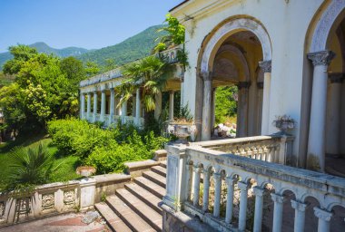 Gagra, Abhazya 26 Haziran 2016. SSCB Gagripsh tren istasyonu çöküşü zaman el değmemiş