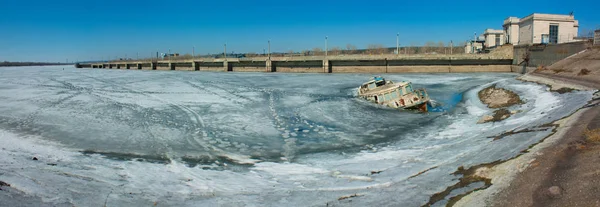 ガルフ川の氷の中に沈んだ蒸気船 — ストック写真