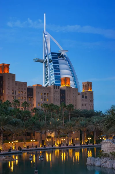 ドバイ アラブ首長国連邦 11月15日 マディナ ジュメイラからホテルブルジュ アラブの眺め 2012年11月15日 ドバイ ブルジュ アラブはジュメイラビーチの前に建てられた豪華な7つ星ホテルです — ストック写真