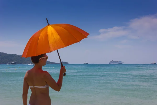 Chica Con Paraguas Naranja Playa Isla Phuket Tailandia —  Fotos de Stock