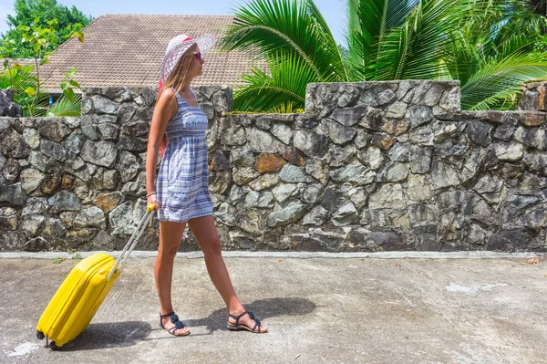 Girl Yellow Suitcase Resort Thailand — Stock Photo, Image