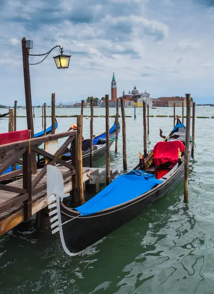 Gondola Zacumowana Przy Placu Świętego Marka Kościołem San Giorgio Maggiore — Zdjęcie stockowe