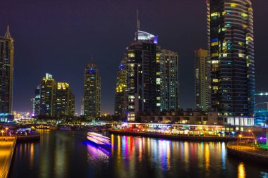 Dubai, Birleşik Arap Emirlikleri - 14 Kasım: dubai Marina gece hayatı. BAE. 14 Kasım 2012. 2002-2008 yılları arasında dünyanın en hızlı gelişen şehri Dubai yapıldı..