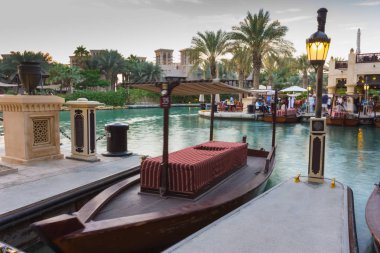 DUBAI, BAE - 15 Kasım: Souk Madinat Jumeirah.Madinat Jumeirah iki otel ve 29 geleneksel Arap evi kümesini kapsar. 15 Kasım 2012, Dubai