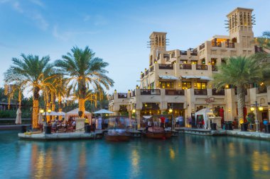 DUBAI, BAE - 15 Kasım: Souk Madinat Jumeirah.Madinat Jumeirah iki otel ve 29 geleneksel Arap evi kümesini kapsar. 15 Kasım 2012, Dubai