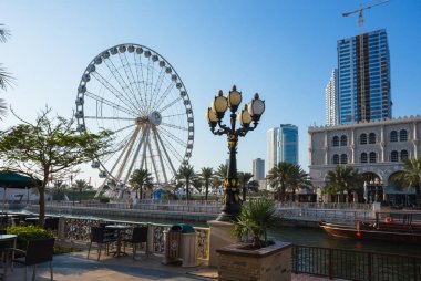 Sharjah, Birleşik Arap Emirlikleri - 28 Ekim: sharjah - 28 Ekim 2013 tarihinde Birleşik Arap Emirlikleri'daki en büyük ve en kalabalık şehri. UAE en sanayileşmiş emirlik olduğunu.