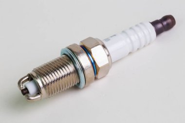 Beyaz bir arka plan üzerinde kıvılcım fişi