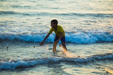 Arambol, 6 Mart 2017. Balıkçılar günbatımı arka plan Batı Hindistan üzerinde. Goa