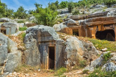 Demre 'deki kayalıklarda antik antik bir defin. Türkiye