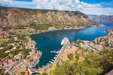 Karadağ. 27 Temmuz 2017. Kotor Körfezi ve eski kasabanın en üst manzarası. Avrupa. Karadağ