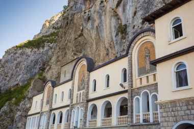 Karadağ, 31 Temmuz 2017. Dağlardaki Ostrog Manastırı, deniz seviyesinden yaklaşık 900 metre yükseklikte faaliyet gösteren bir Sırp Ortodoks manastırı. XVII yüzyılda kurulmuş.