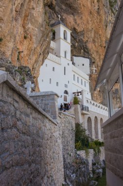 Karadağ, 31 Temmuz 2017. Dağlardaki Ostrog Manastırı, deniz seviyesinden yaklaşık 900 metre yükseklikte faaliyet gösteren bir Sırp Ortodoks manastırı. XVII yüzyılda kurulmuş.