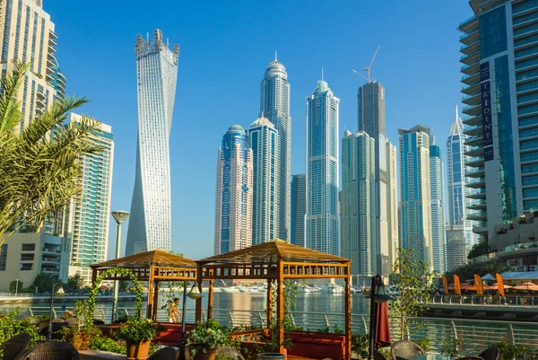ドバイ アラブ首長国連邦 高層建物や通り 13日 ドバイ アラブ首長国連邦で 2012 ドバイは 2002 2008年の間世界で最も速い開発途中の都市 — ストック写真