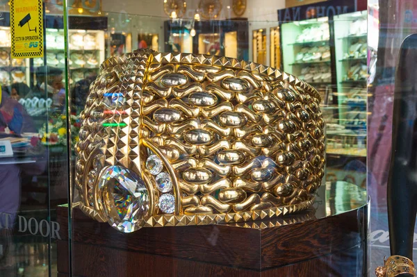 Dubai Uae November Biggest Gold Ring Deira Gold Souq Weighs — Stock Photo, Image