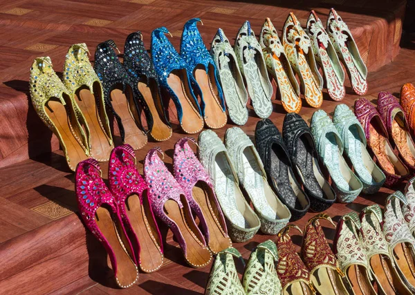 在东部市场在迪拜 阿拉伯联合酋长国的夏天女鞋 — 图库照片