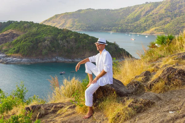Man Resort White Suit Hat Sitting Rock Sea Background — Stock Photo, Image