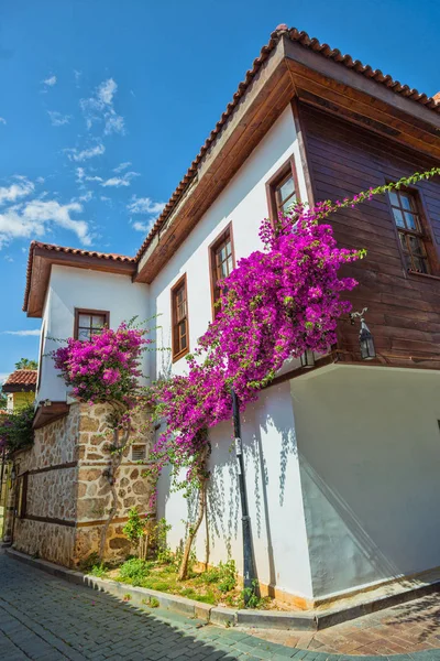 Türkiye. 17 Mayıs 2017. Eski Antalya'nın eski sokaklarında