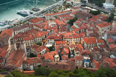 Karadağ. 1 Ağustos 2017. Kotor Körfezi ve eski kasabanın en üst manzarası. Avrupa. Karadağ