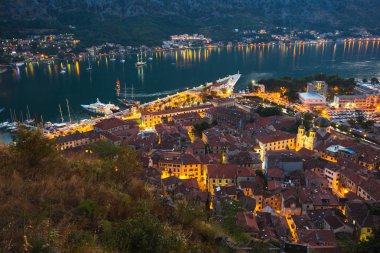 Karadağ. 1 Ağustos 2017. Kotor Körfezi ve eski kasabanın en üst manzarası. Avrupa. Karadağ
