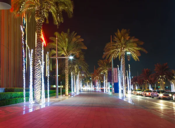 Edifícios altos e ruas em Dubai, Emirados Árabes Unidos — Fotografia de Stock