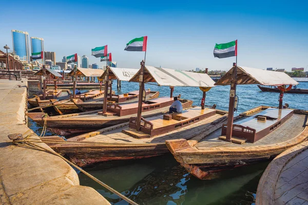 Båtar i bay Creek i dubai, Förenade Arabemiraten — Stockfoto